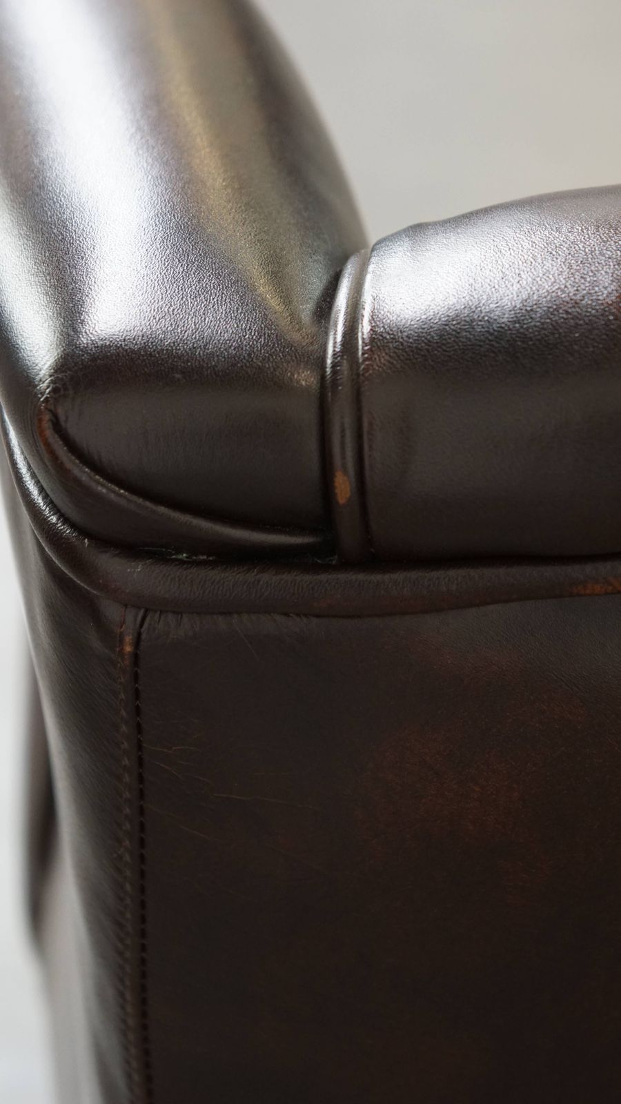 photo vinterior Engelse Stijl Wingback Fauteuil In Koeienhuidleer