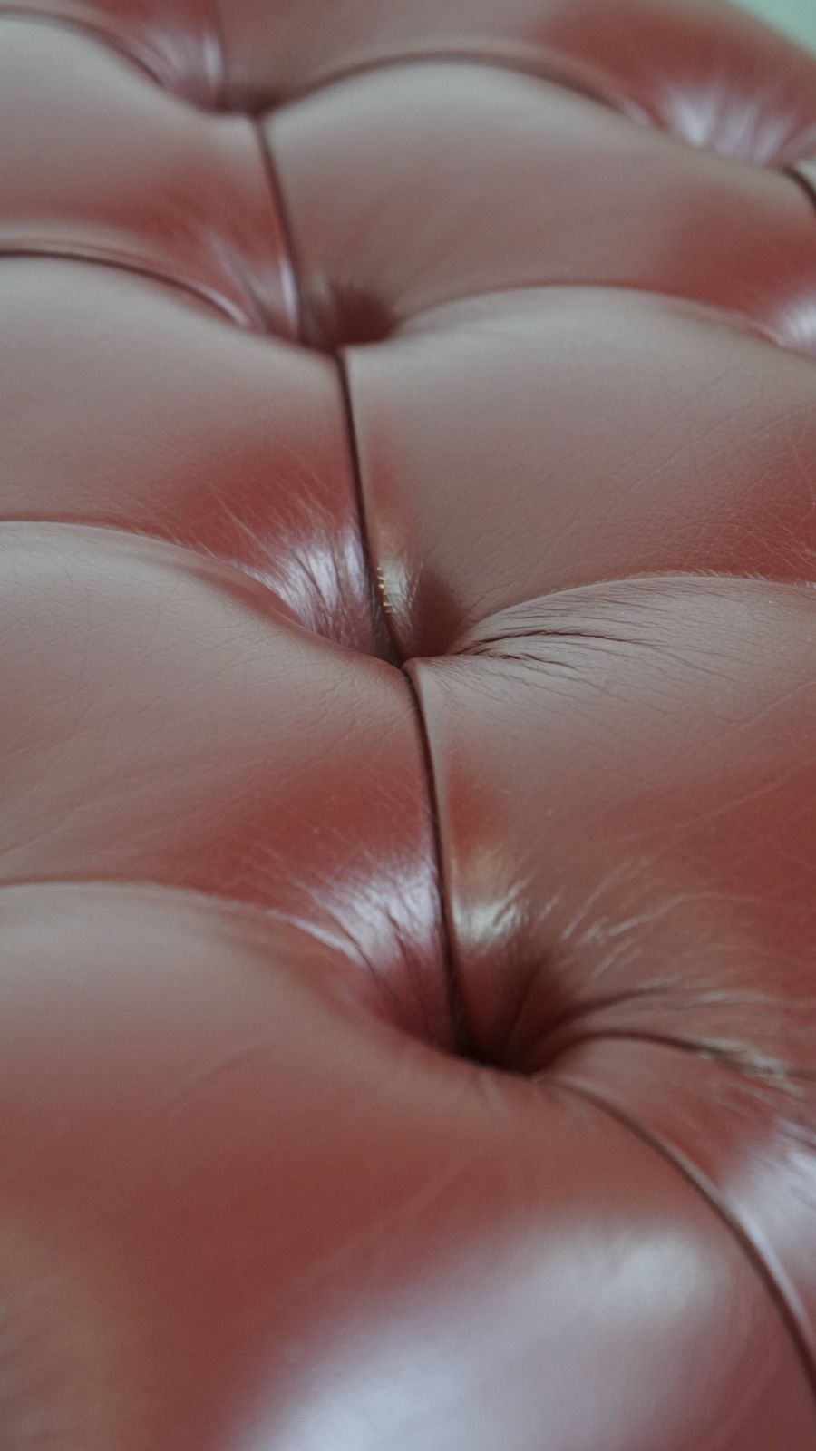 photo furniture Elegant Red/Brown Chesterfield Stool Made Of Cowhide In Very Good Condition