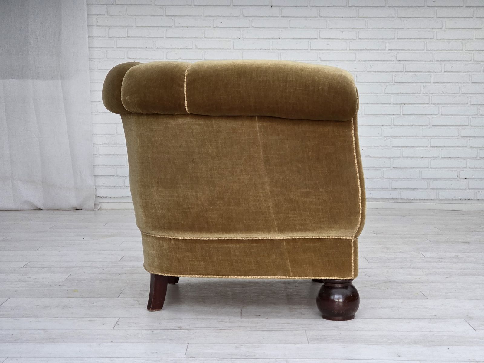 Jaren 1960, Deense Relax Fauteuil, Lichtgroen Meubelvelours, Eikenhouten Poten. photo furniture