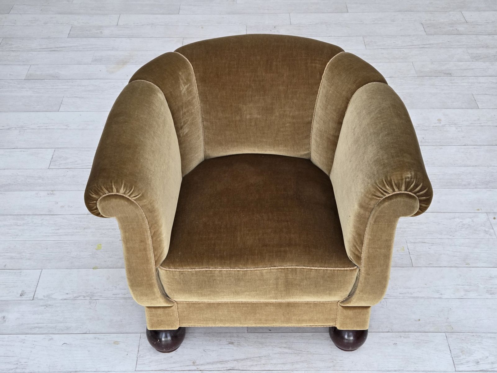 Jaren 1960, Deense Relax Fauteuil, Lichtgroen Meubelvelours, Eikenhouten Poten. photo buy