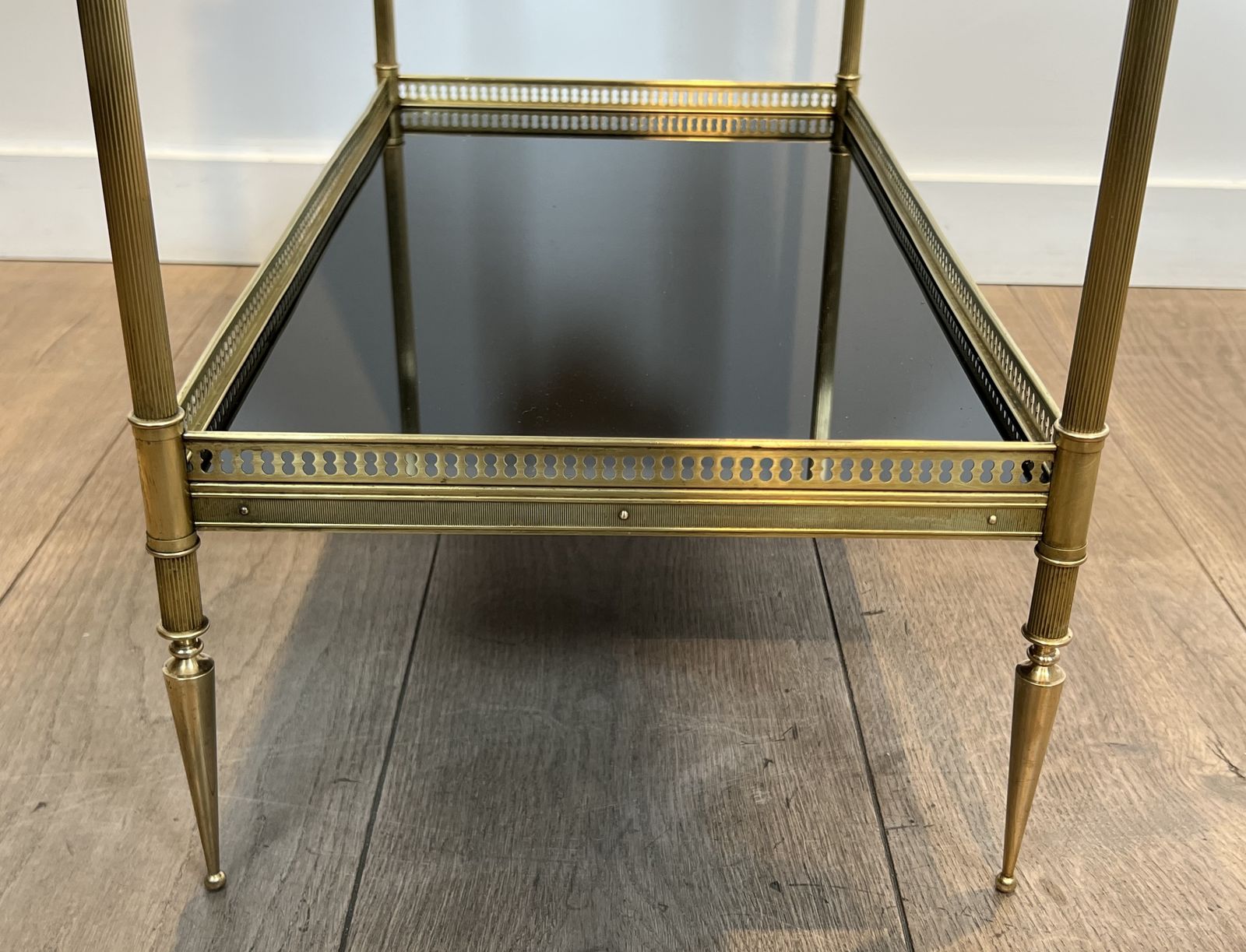 photo vintage Pair Of Neoclassical Style Brass Side Tables With Black Lacquered Glass Top By Maison Jansen