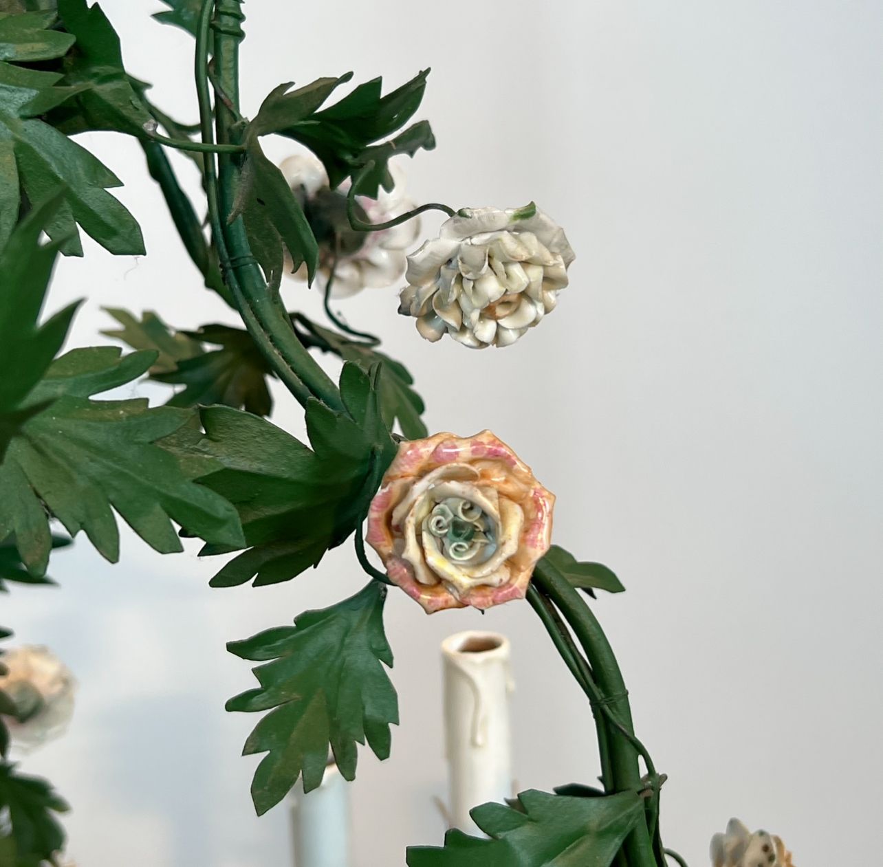 photo vintage Important Louis XVI Style Brass Basket Chandelier In Green Lacquered Metal Foliage And Meissen Porcelain Flowers