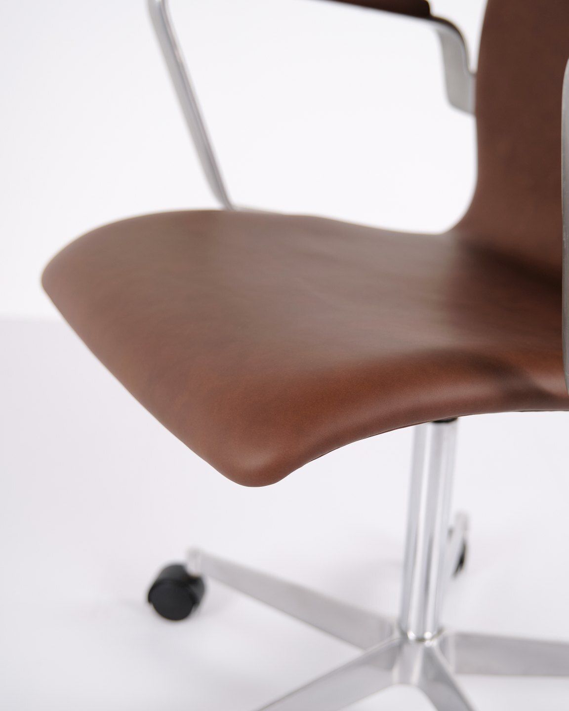 Oxford Classic Office Chair   Model 3291   Brown Leather   Arne Jacobsen   Fritz Hansen photo vinterior