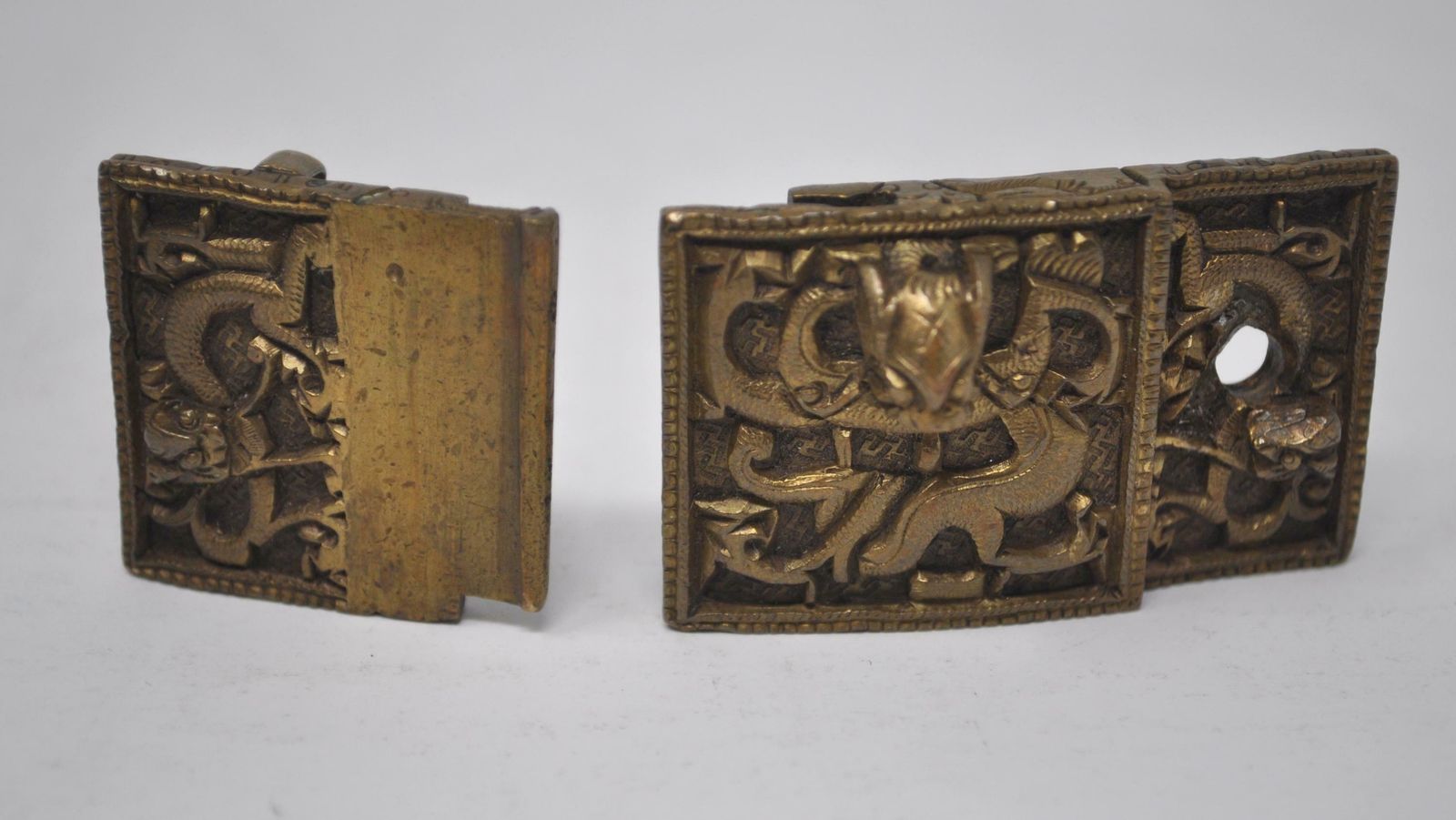 Gordelgesp China, Chinese bronzen draak gordelgesp - Daigou kledinghaak - Boeddhistische draak in reliëf - Oosters metaalwerk photo 380.0