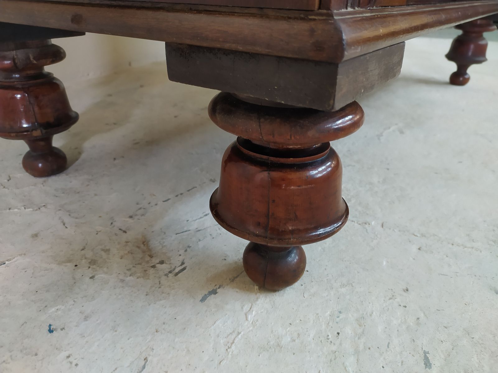 photo vintage Large Victorian Chest Of Drawers, Mahogany