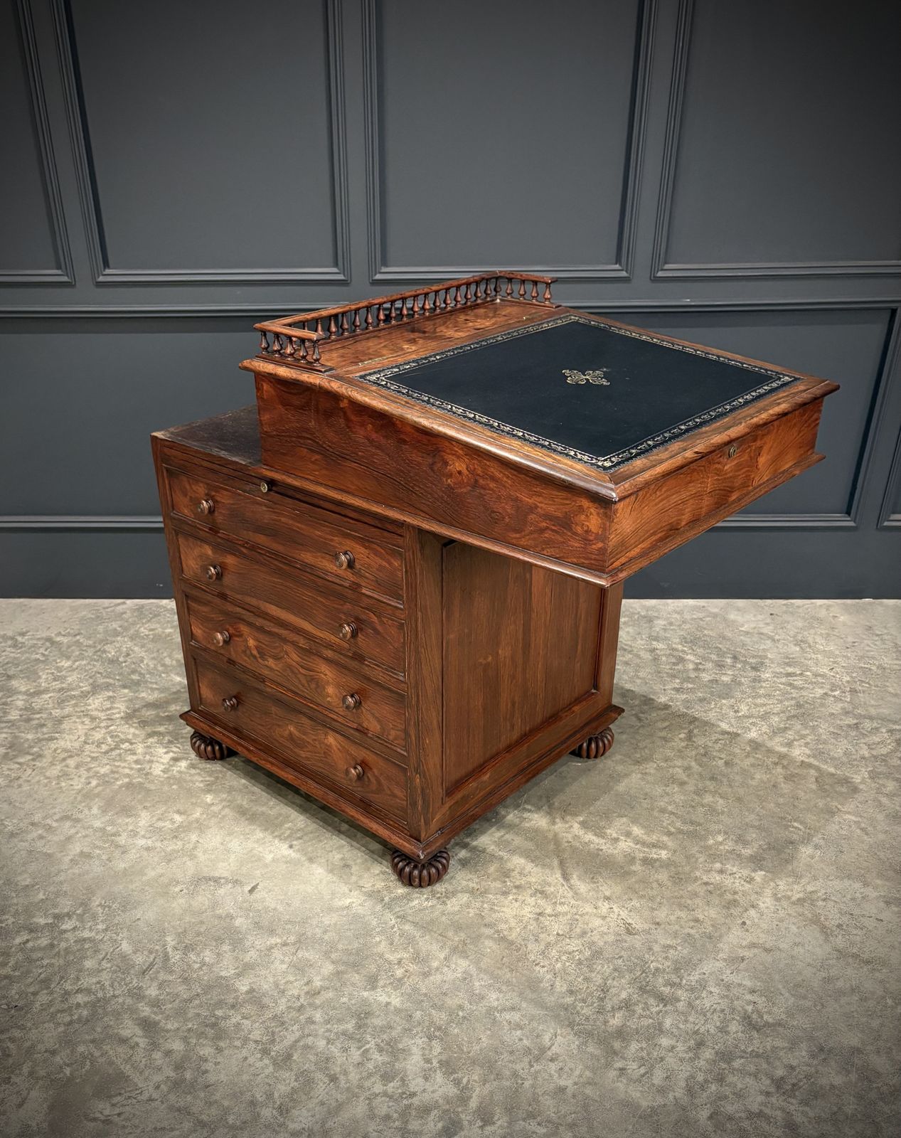 Large 19th Century Rosewood Davenport Desk photo 1890.0