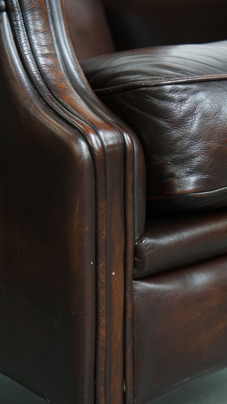 photo buy Comfortable And Very Beautiful Set Of 2 English Style Cowhide Wing Chairs With A Luxurious Finish