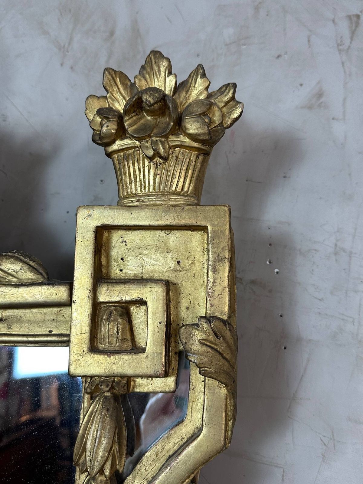 photo furniture 18th Century Giltwood Mirror, 18th Century And Earlier