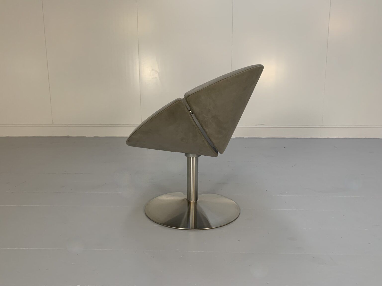 Suite Of 4 “Ej 96 Apollo” Chairs In Mid Grey Alcantara photo vinterior