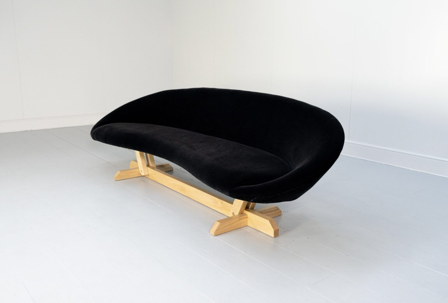 George Smith Sofa – “Bean” 4 Seat Sofa By Tom Dixon – In Kvadrat “Haakon” Mohair photo for sale