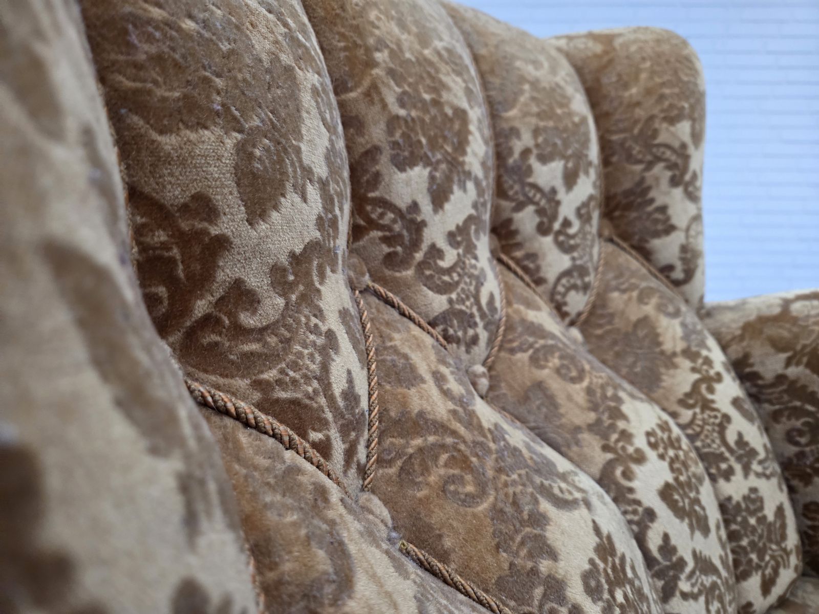 photo for sale Ca. Jaren 1950, Deense Relax Fauteuil, Meubelvelours, Gesneden Eikenhout.