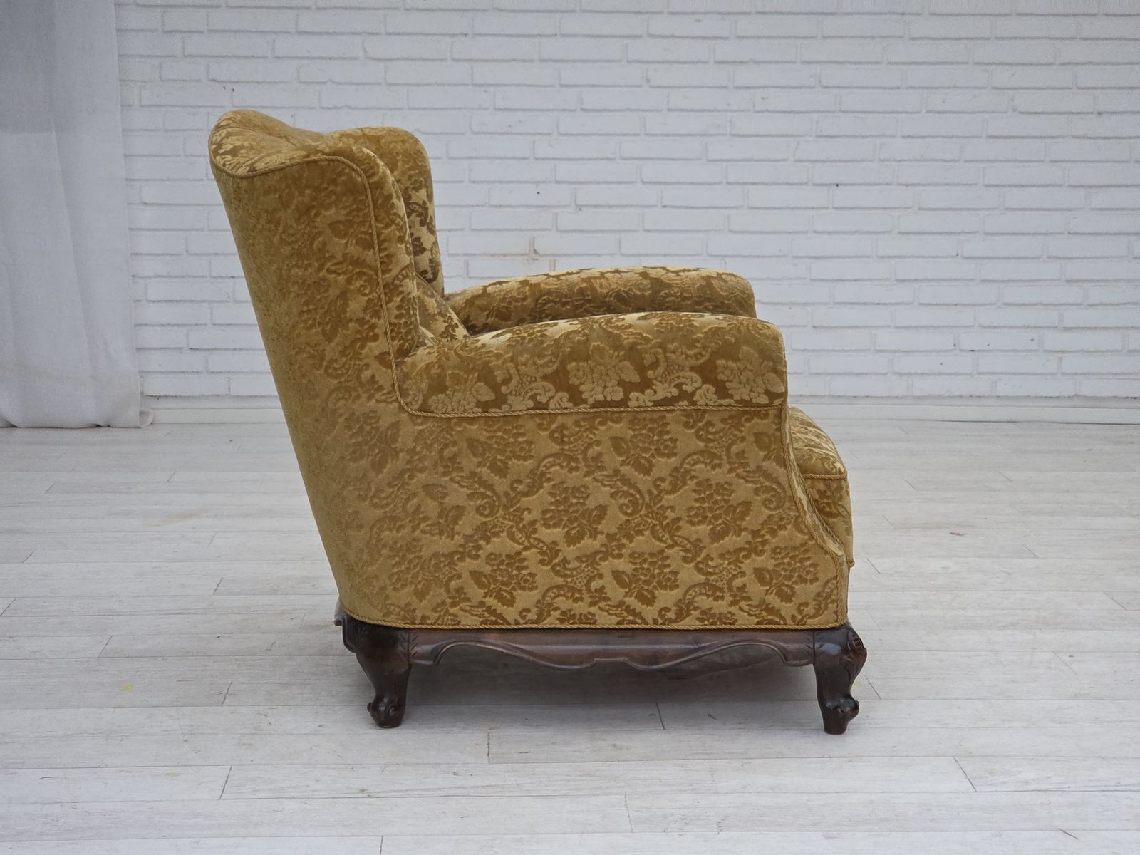photo vinterior Ca. Jaren 1950, Deense Relax Fauteuil, Meubelvelours, Gesneden Eikenhout.