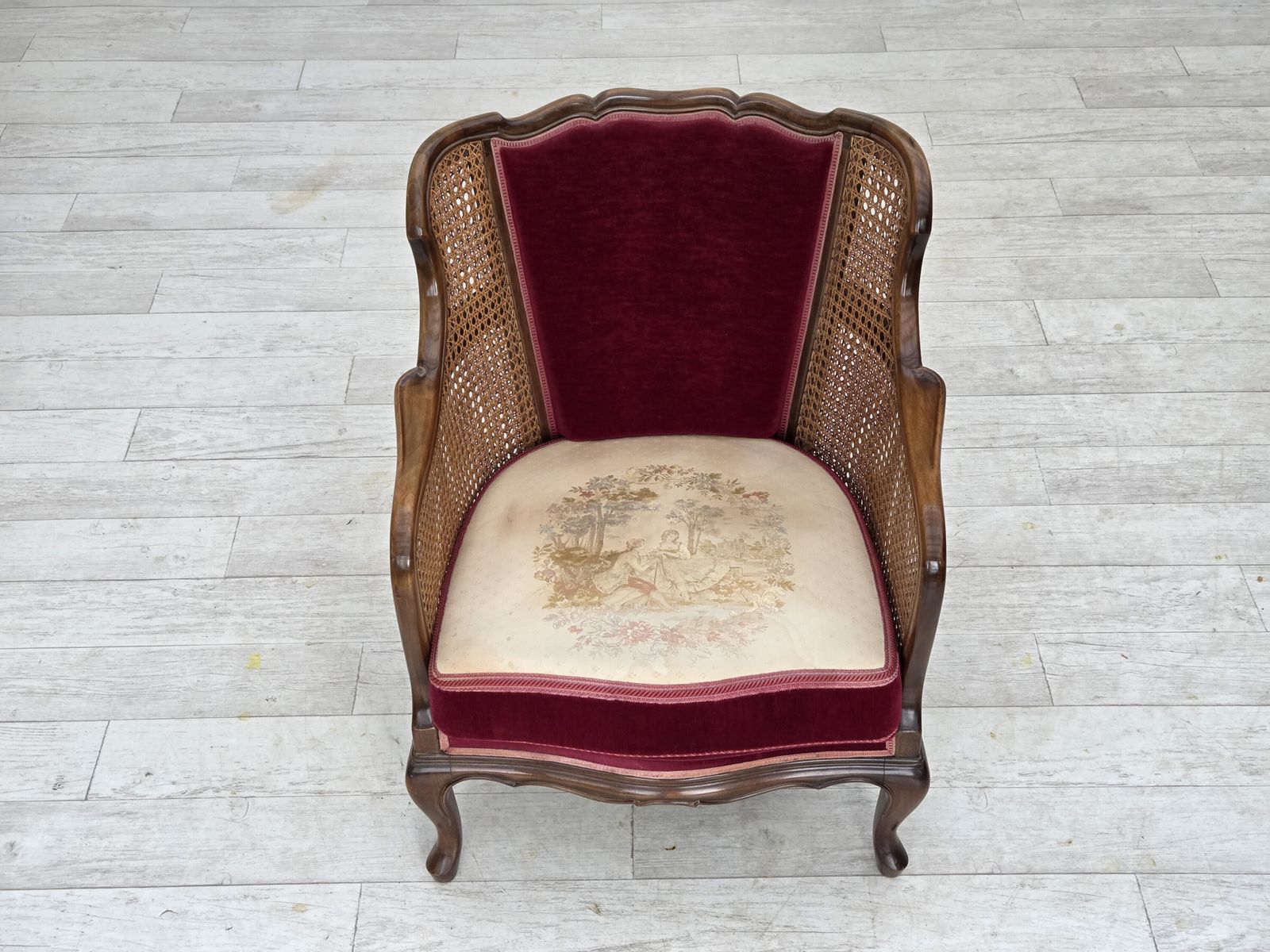 photo vintage 1950s, Danish Armchair, Furniture Velour, Ash Wood, Furniture Mesh.