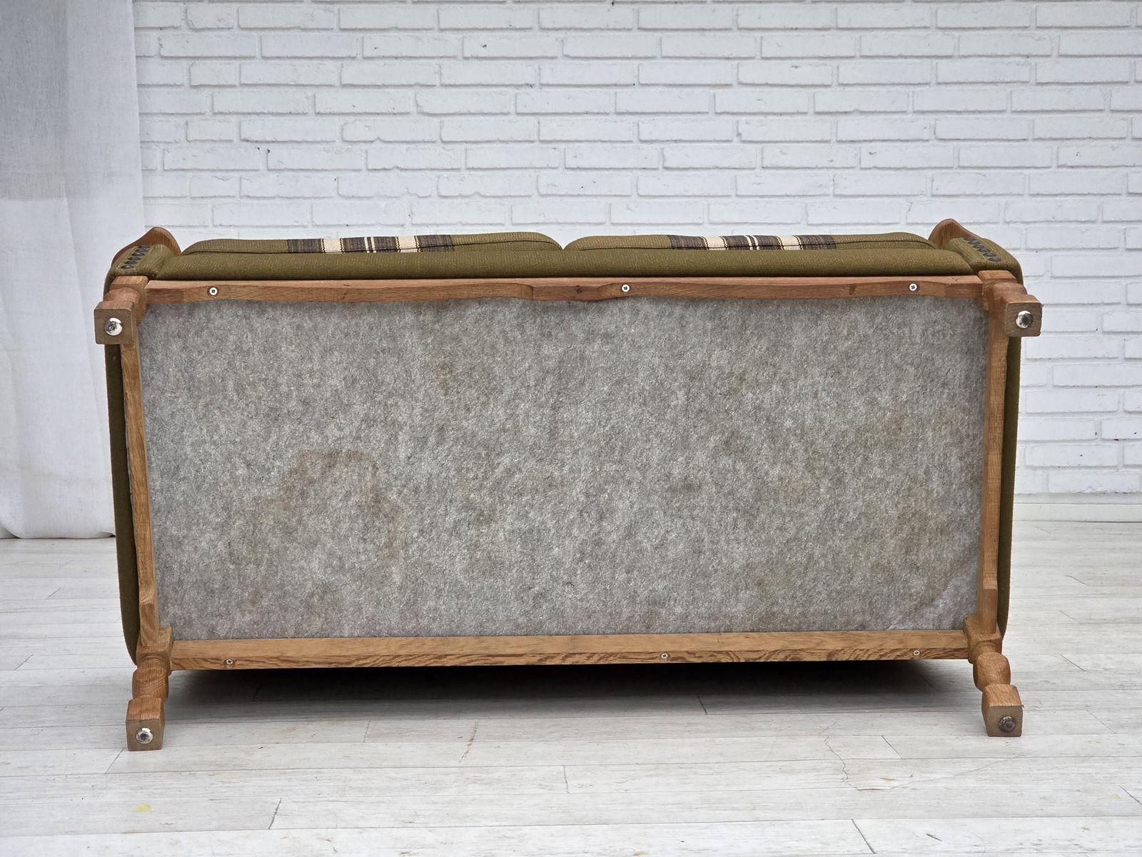 photo vinterior 1970s, Danish 2 Seater Sofa, Green Furniture Wool, Oak Wood.
