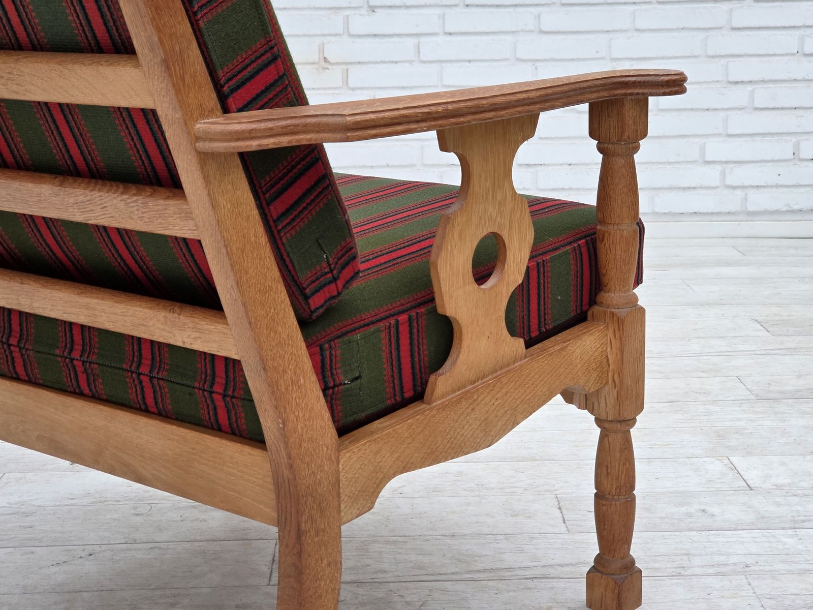 photo vinterior 1970s, Danish Armchair, Green Furniture Wool, Solid Oak Wood.