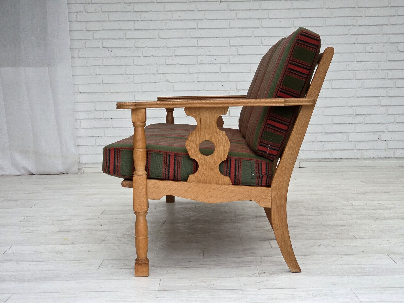 photo vinterior 1970s, Danish 3 Seater Sofa, Green Furniture Wool, Oak Wood.