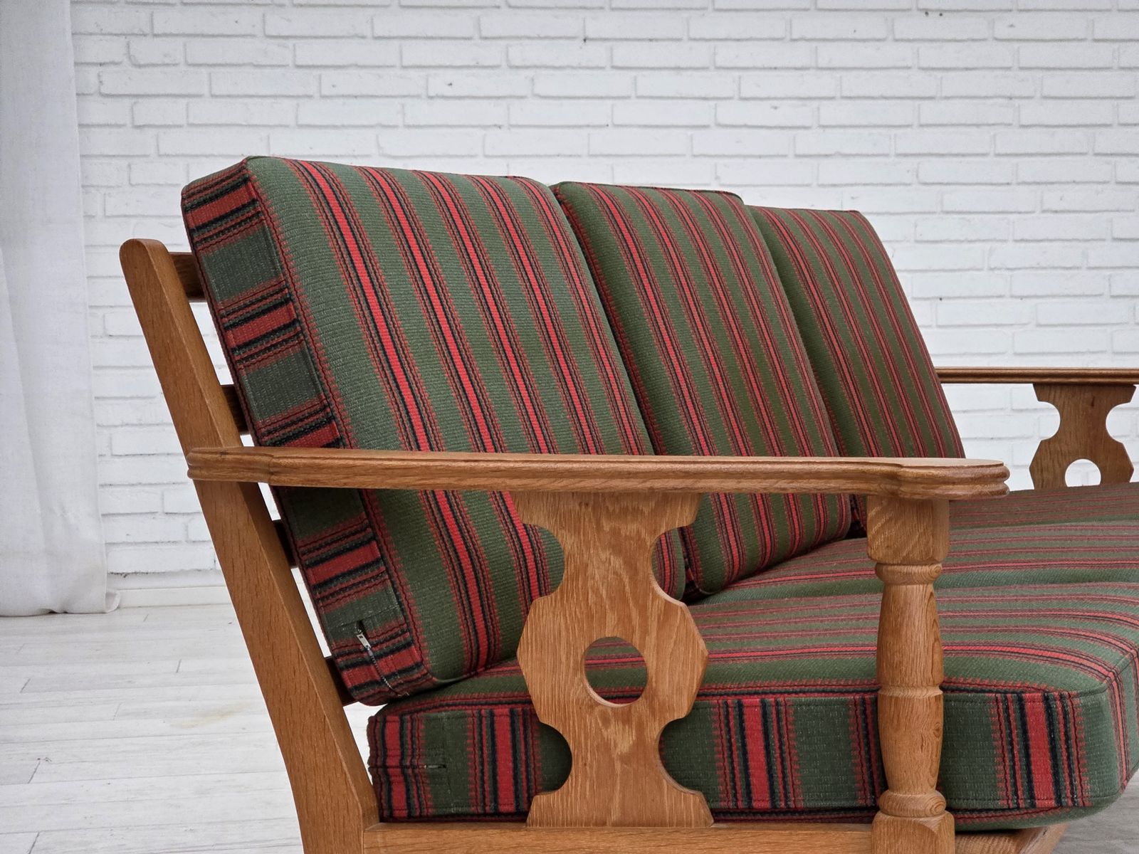 photo vintage 1970s, Danish 3 Seater Sofa, Green Furniture Wool, Oak Wood.