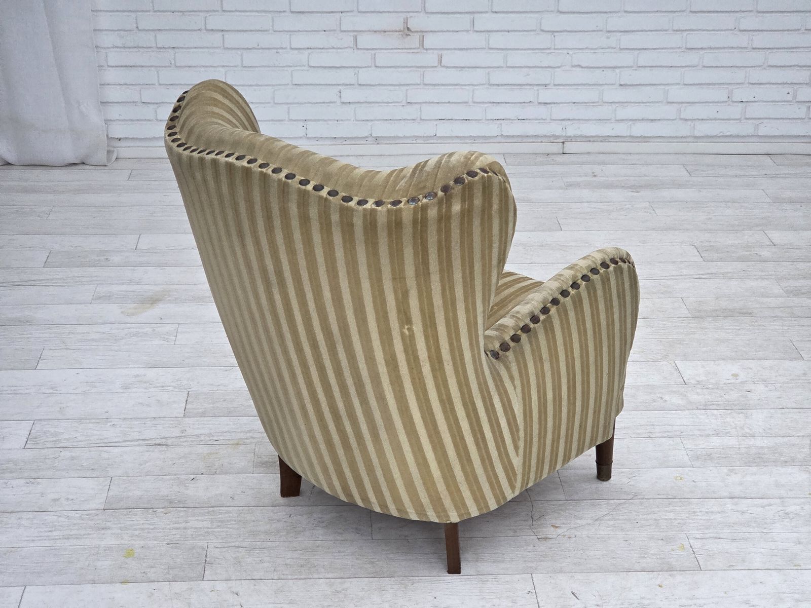 Ca. Jaren 1960, Deense Fauteuil, Lichtgroen Meubelvelours, Beukenhout. photo vinterior
