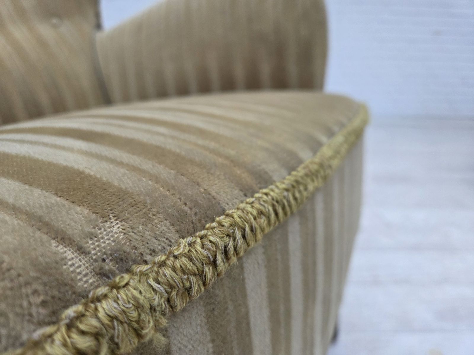 Meubels Ca. Jaren 1960, Deense Fauteuil, Lichtgroen Meubelvelours, Beukenhout. photo