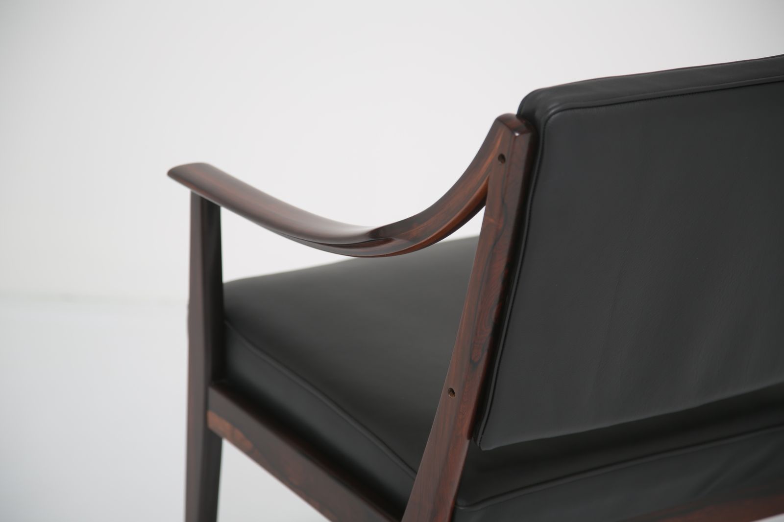 photo buy Vintage Palissander En Zwart Lederen Fauteuil Van Karl Erik Ekselius Voor Joc Vetlanda, Jaren 1960