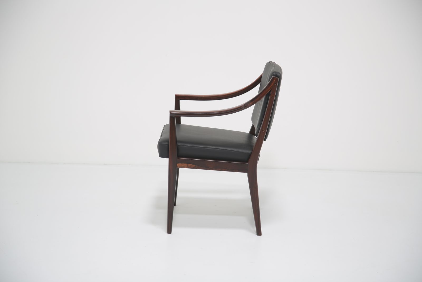 photo vintage Vintage Palissander En Zwart Lederen Fauteuil Van Karl Erik Ekselius Voor Joc Vetlanda, Jaren 1960