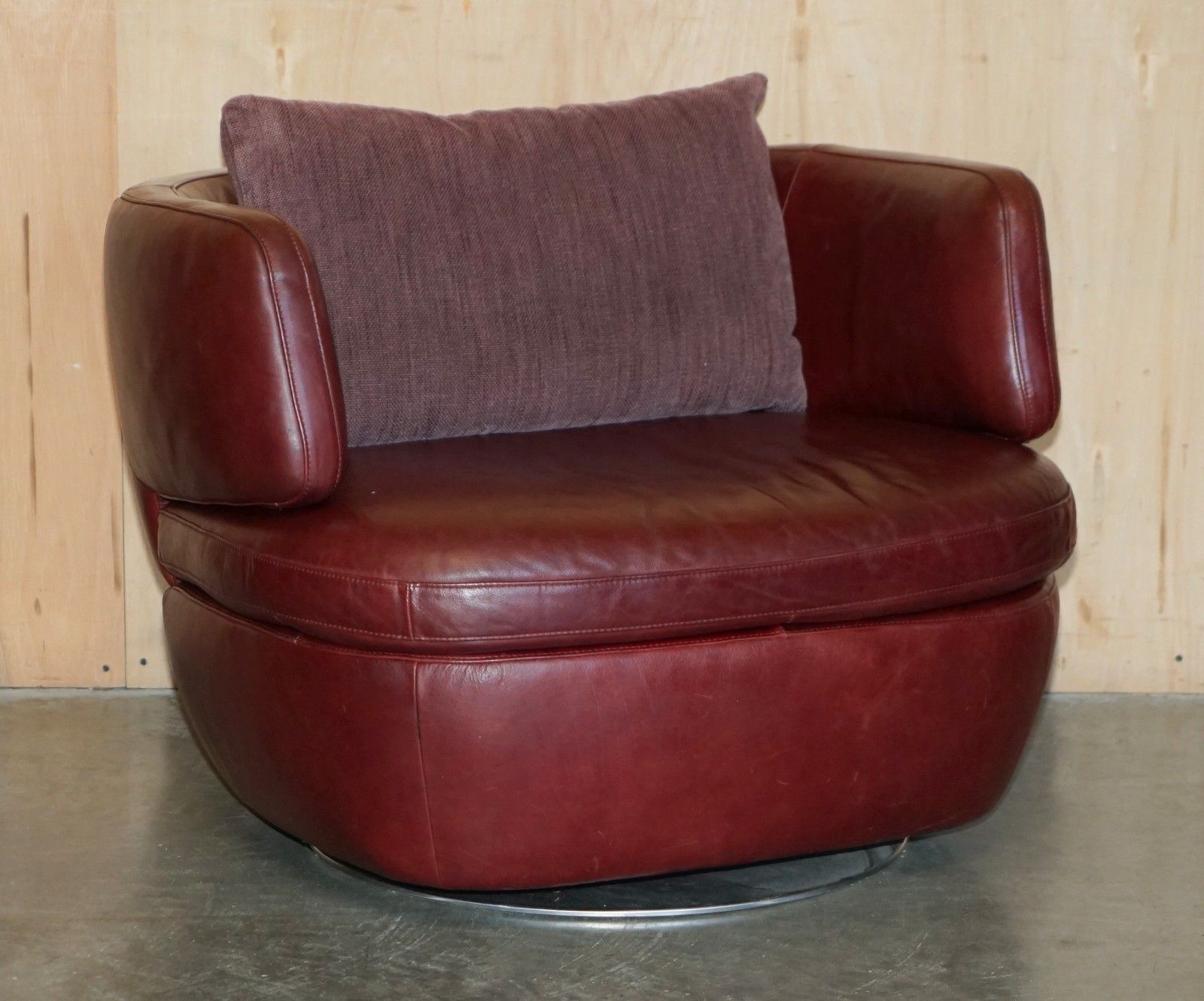 Pair Of Exquisite Bordeaux Leather Natuzzi Swivel Armchairs With Lumbar Cushions photo for sale