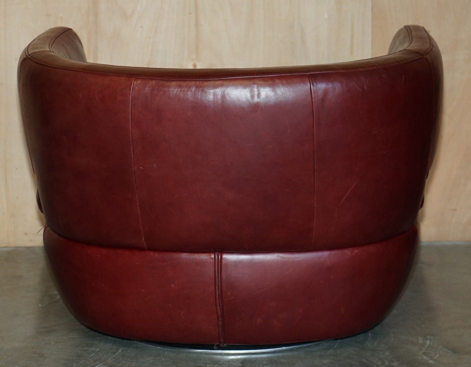 photo vinterior Pair Of Exquisite Bordeaux Leather Natuzzi Swivel Armchairs With Lumbar Cushions