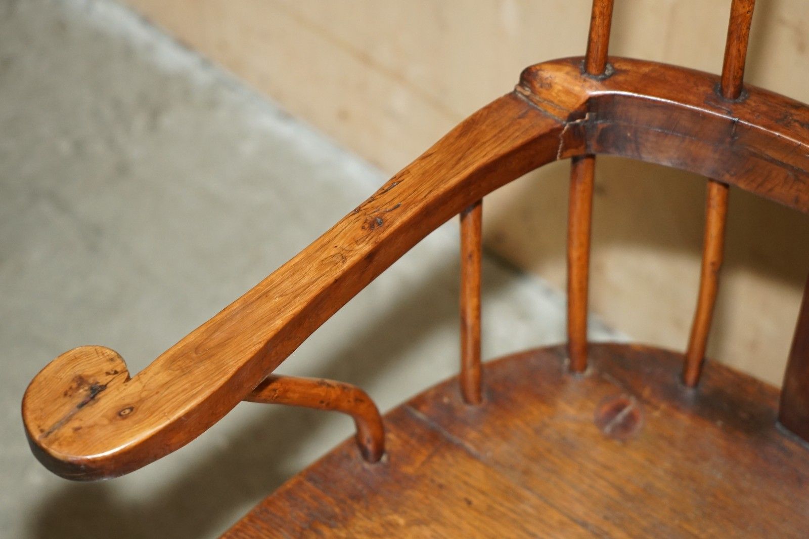 photo furniture Rare Antique 18th Century Yew & Oak Windsor Armchair Primate Design Stick Back