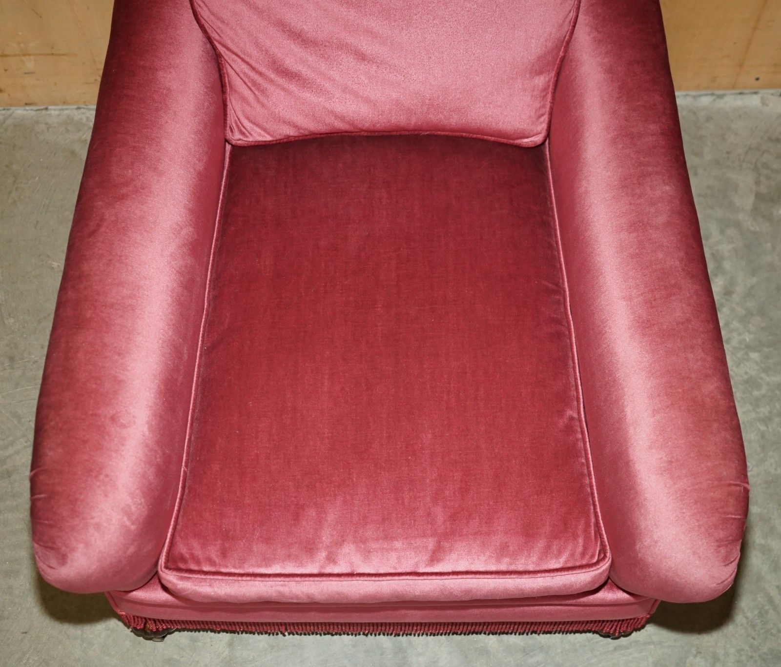 photo vintage Exquisite Victorian Salmon Velour Upholstered Sofa & Pair Of Armchairs Suite