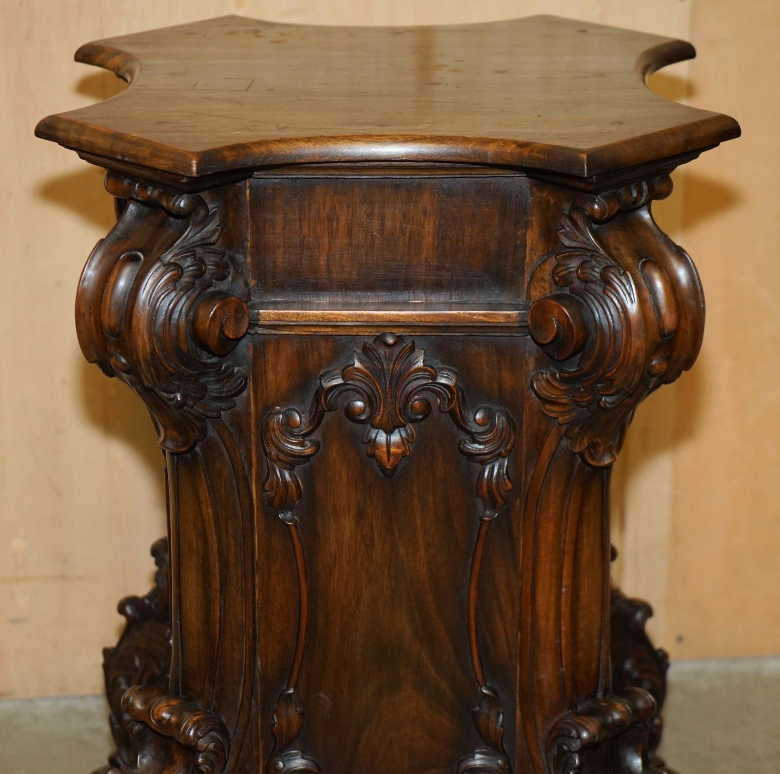 photo vintage Super Decorative Antique Flamed Mahogany Heavily Carved Display Pedestal
