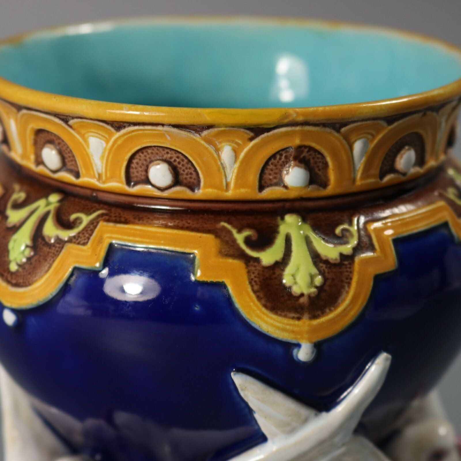 photo furniture Minton Majolica Fantail Pigeon Vase