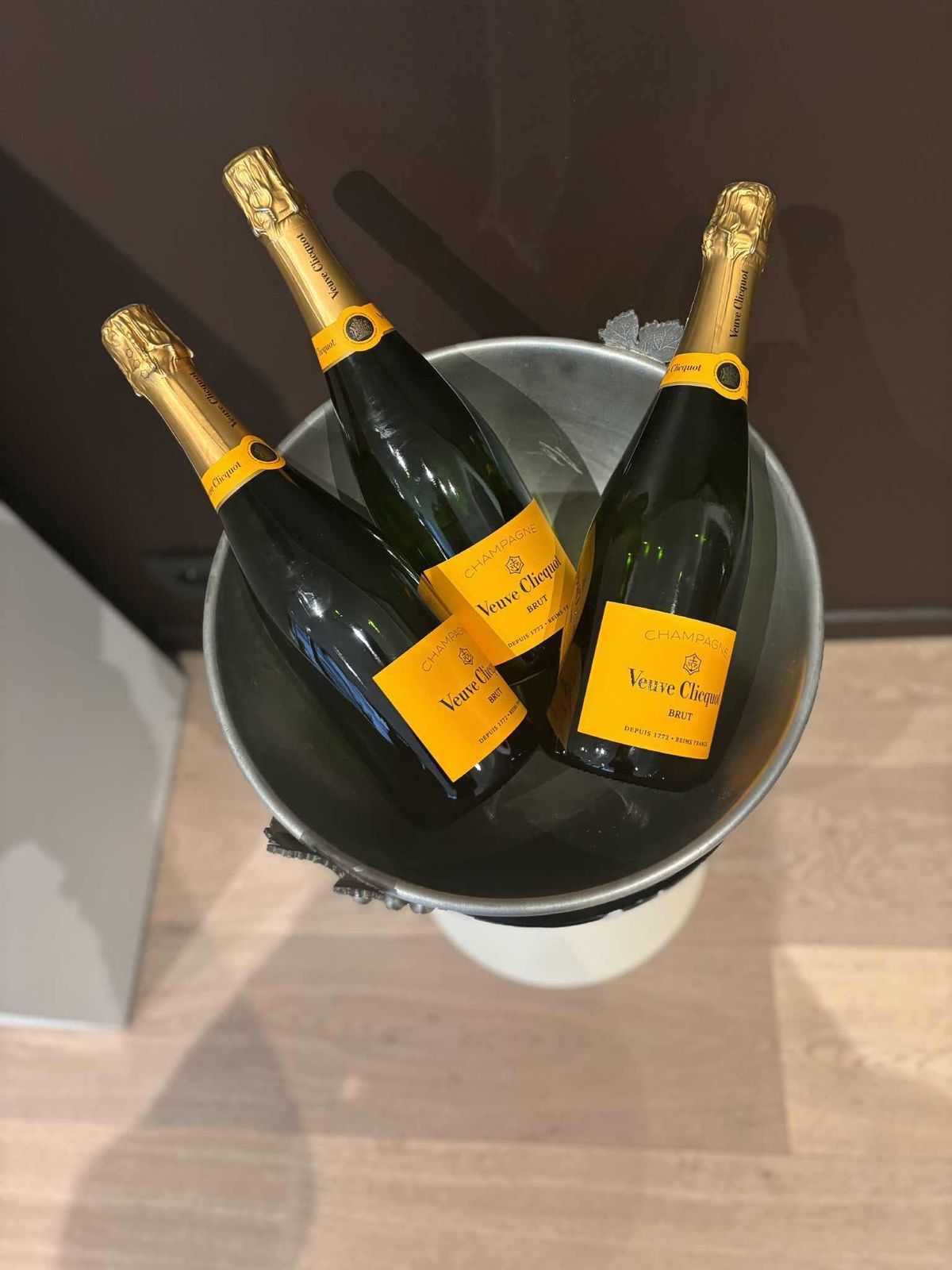 photo buy Tinnen Champagnekoeler Met Druivenmotief – Vintage Frans – Bardecoratie