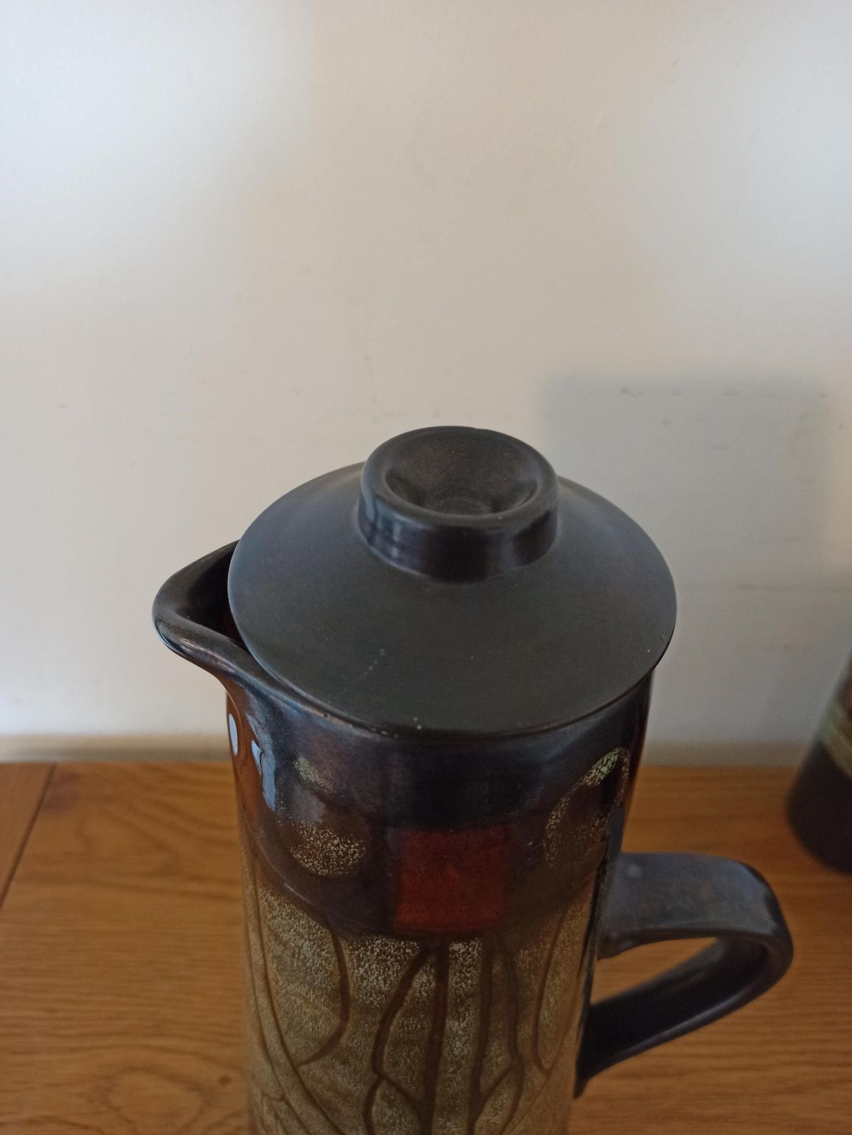 photo furniture Coffee Pot And 6 Cups. Studio Pottery. Good Condition.