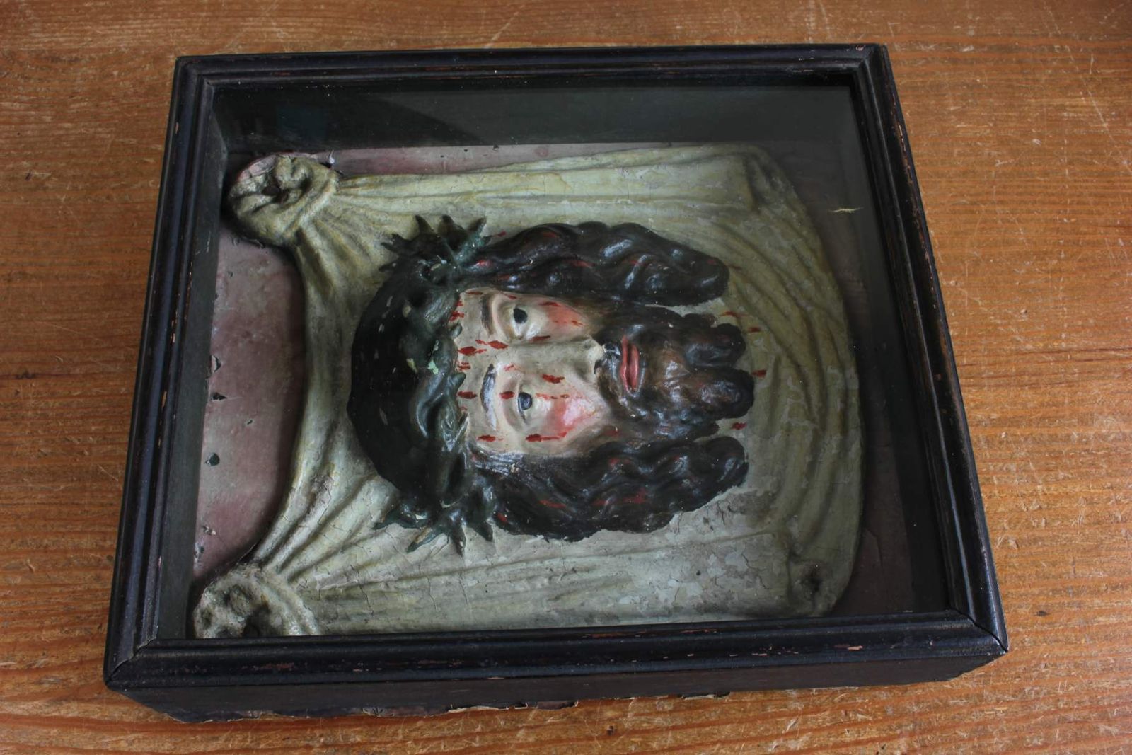 photo vinterior Antique Jesus Christ Veil Of Veronica. Papier Mache Display Case. 1800s.