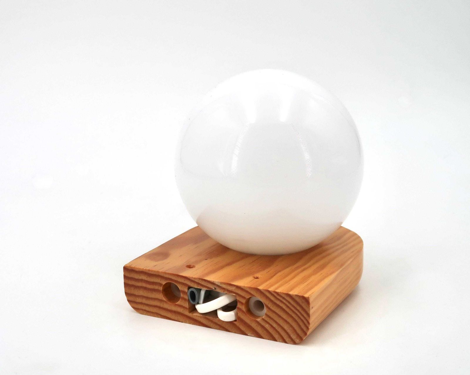 Franse Wandlamp, Voetstuk Van Grenenhout En Witte Glazen Bol, Jaren 1980 / Verlichting, Badkamer, Entree, Les Arcs Charlotte Perriand, Woondecoratie photo Verlichting