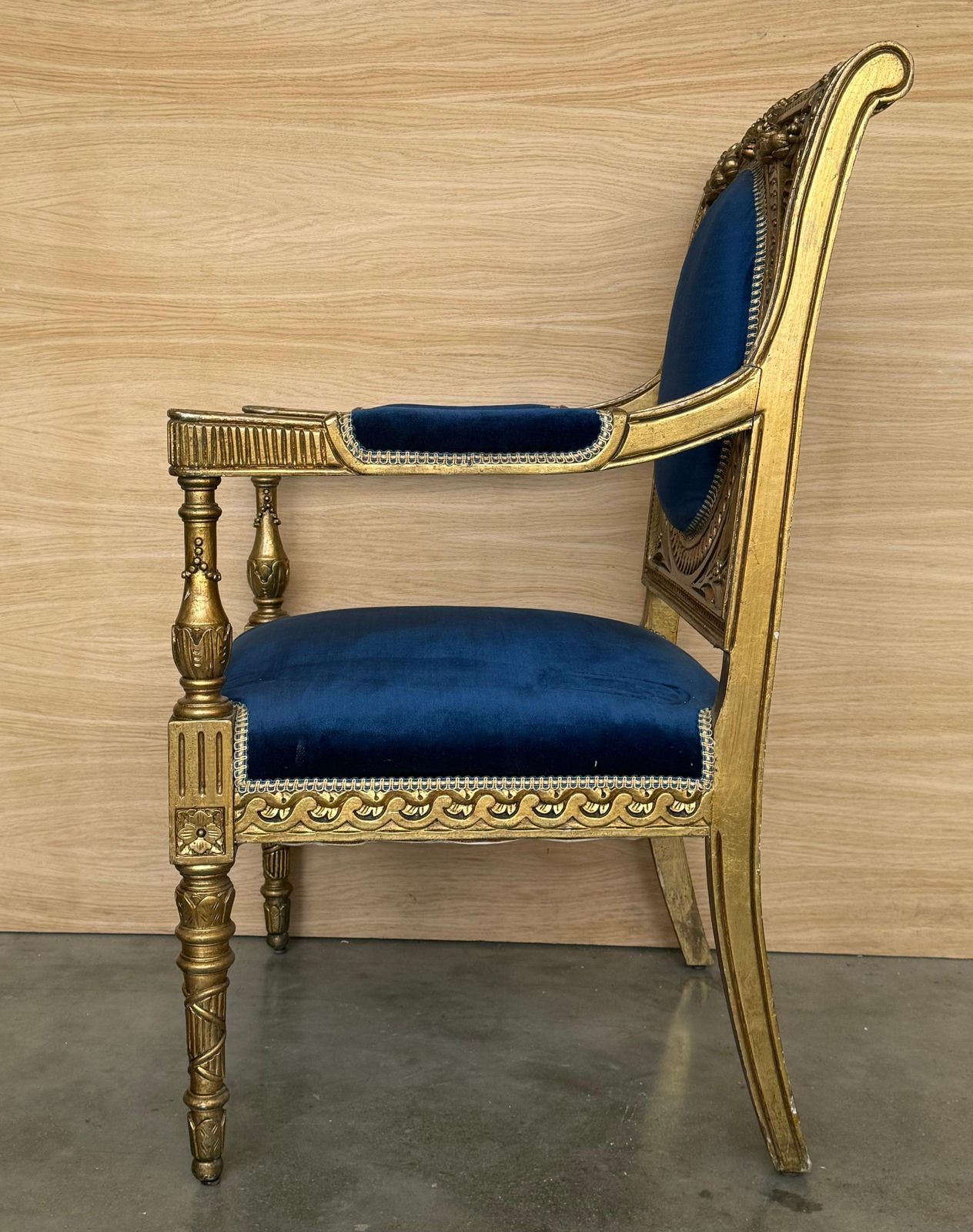 Paire de fauteuils en bois doré de style Louis XVI, revêtement en velours bleu Klein photo vinterior
