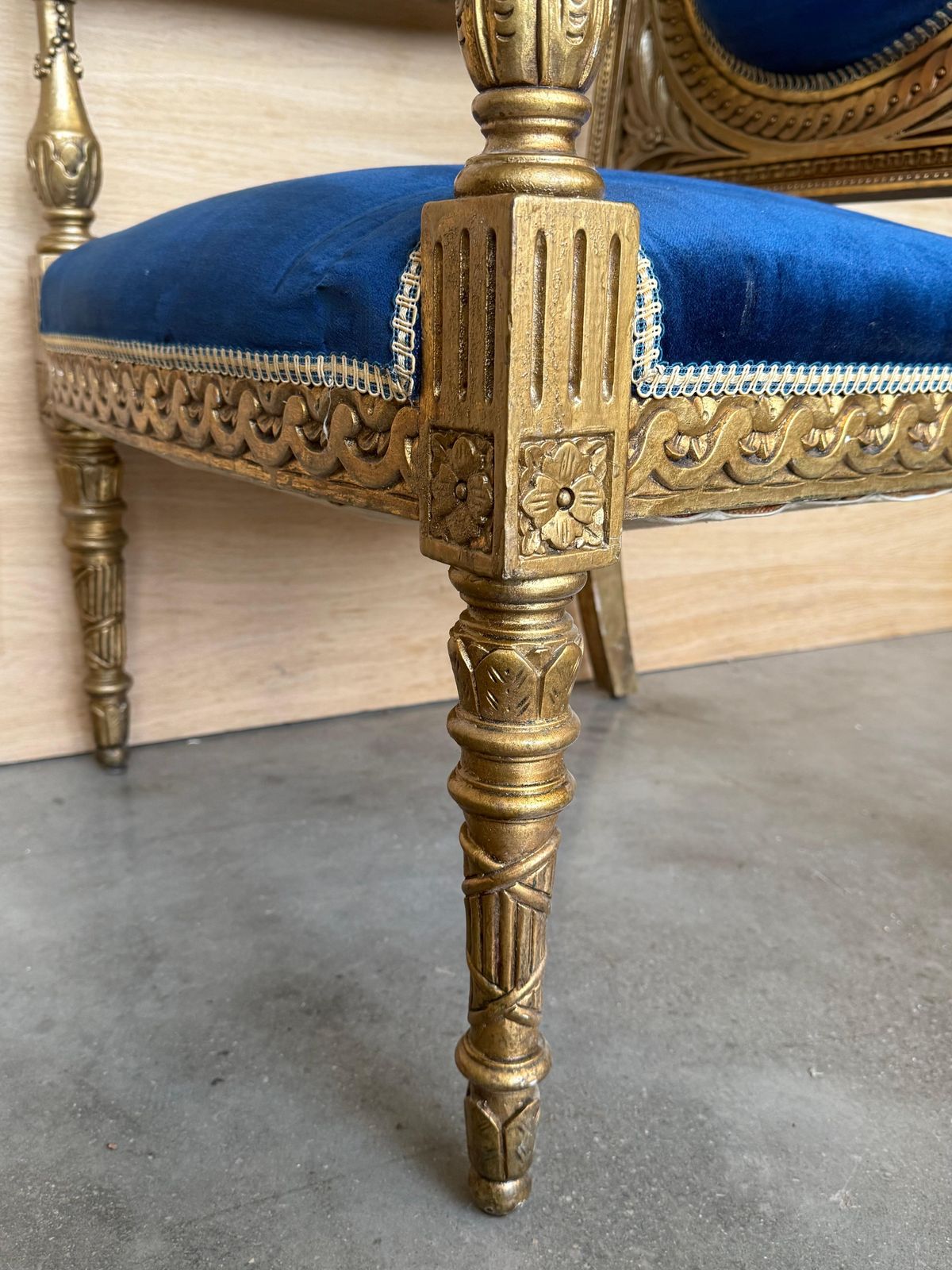 Paire de fauteuils en bois doré de style Louis XVI, revêtement en velours bleu Klein photo buy