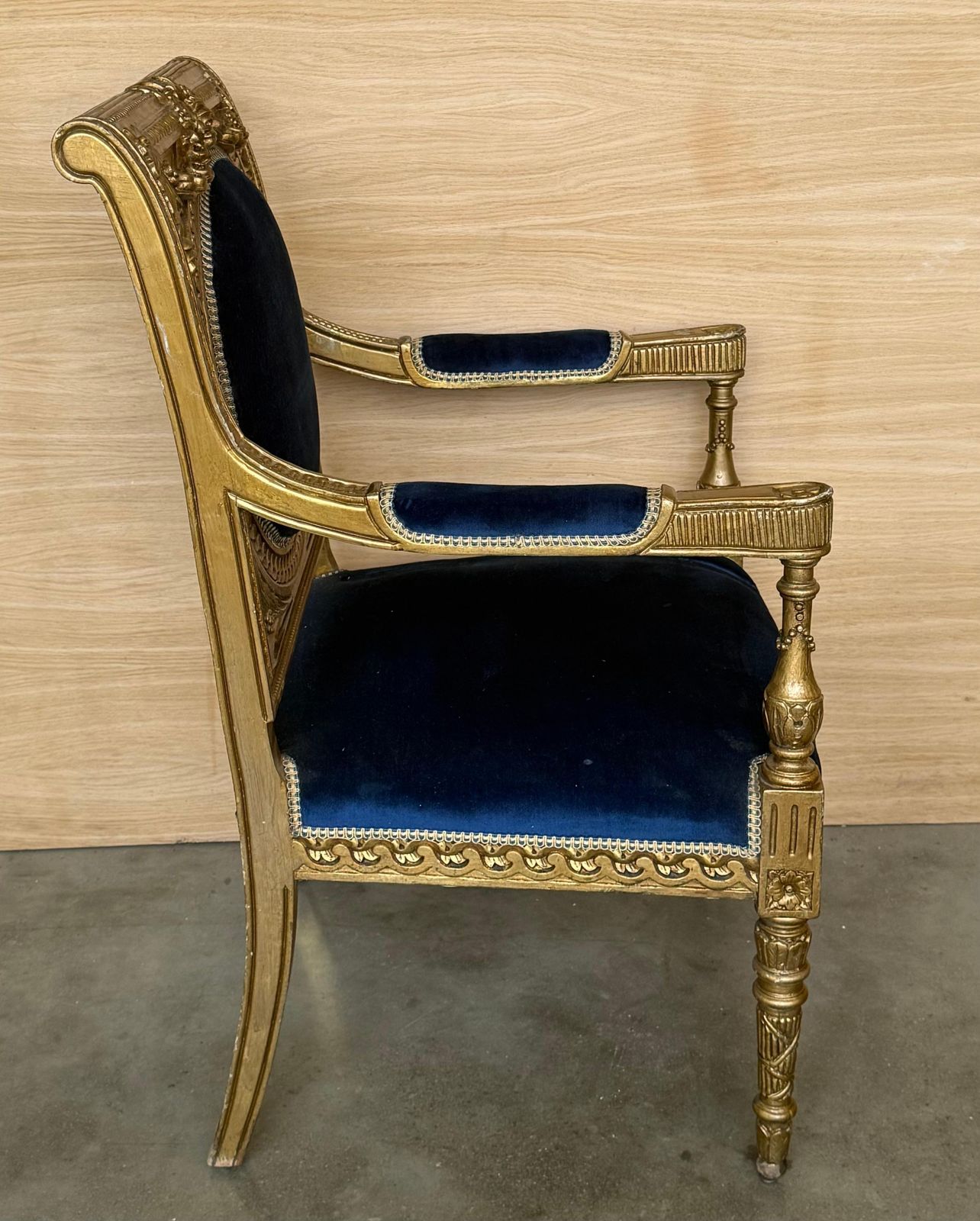 Mobilier Paire de fauteuils en bois doré de style Louis XVI, revêtement en velours bleu Klein photo
