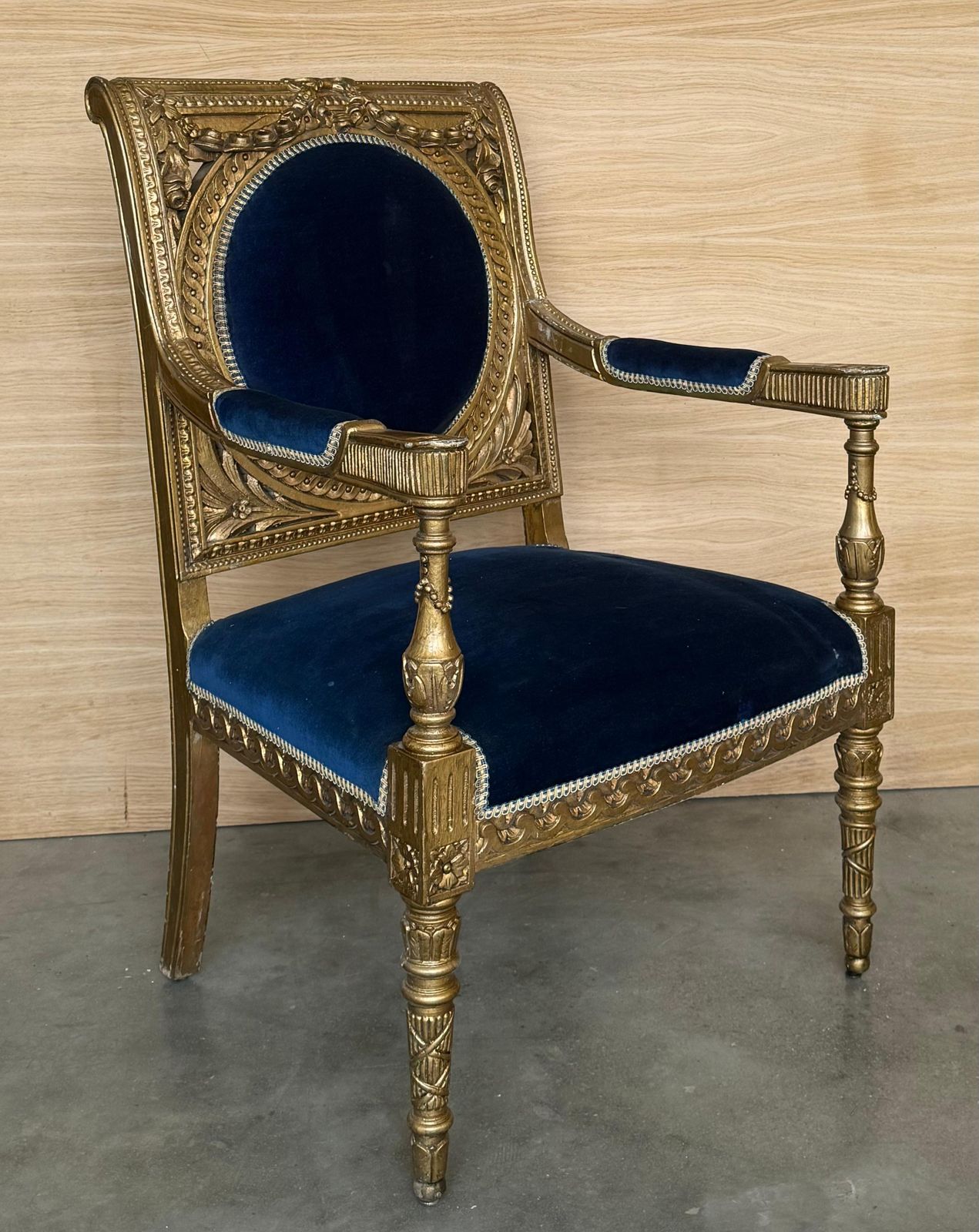 3979.0 Paire de fauteuils en bois doré de style Louis XVI, revêtement en velours bleu Klein photo