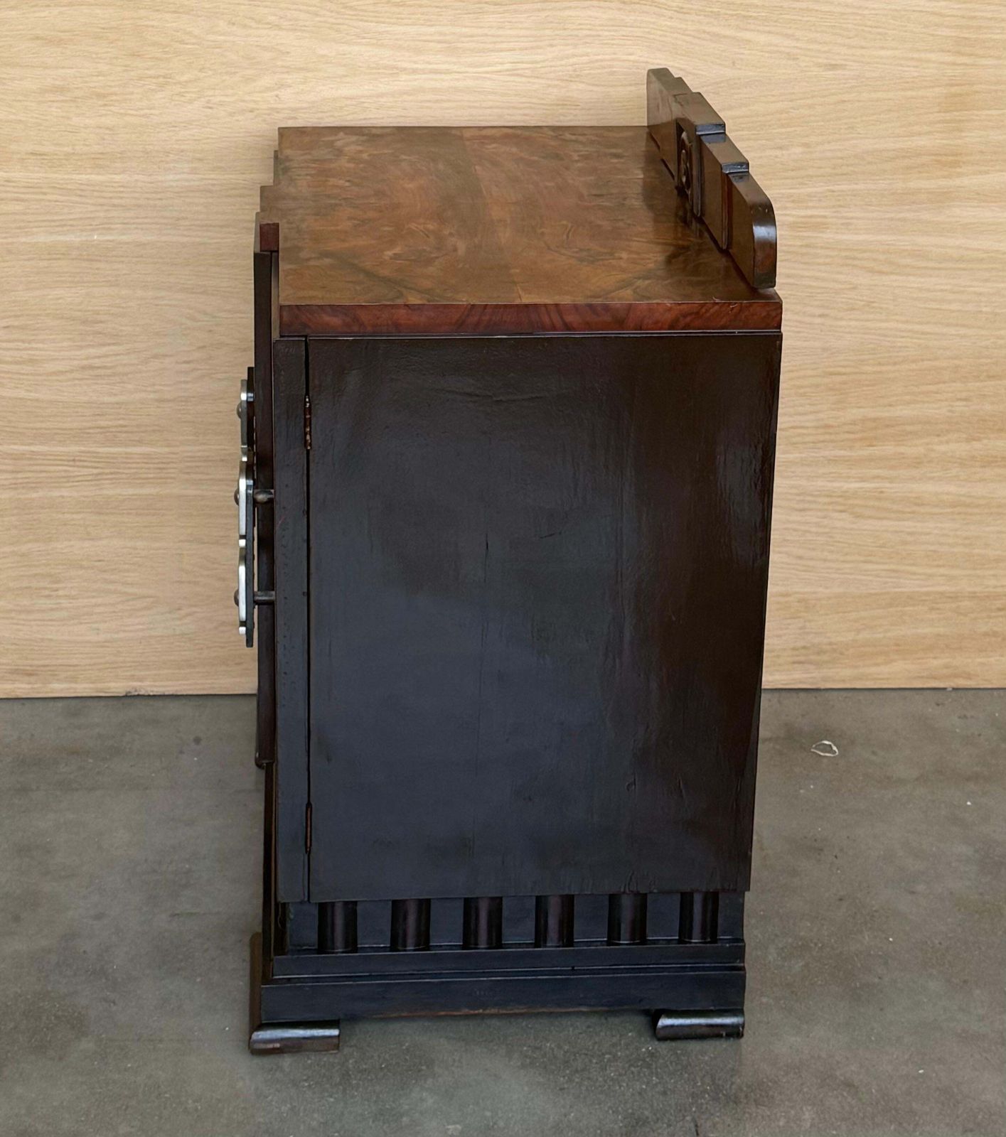 Paire de cabinets de chevet Art déco en loupe de noyer massif photo buy