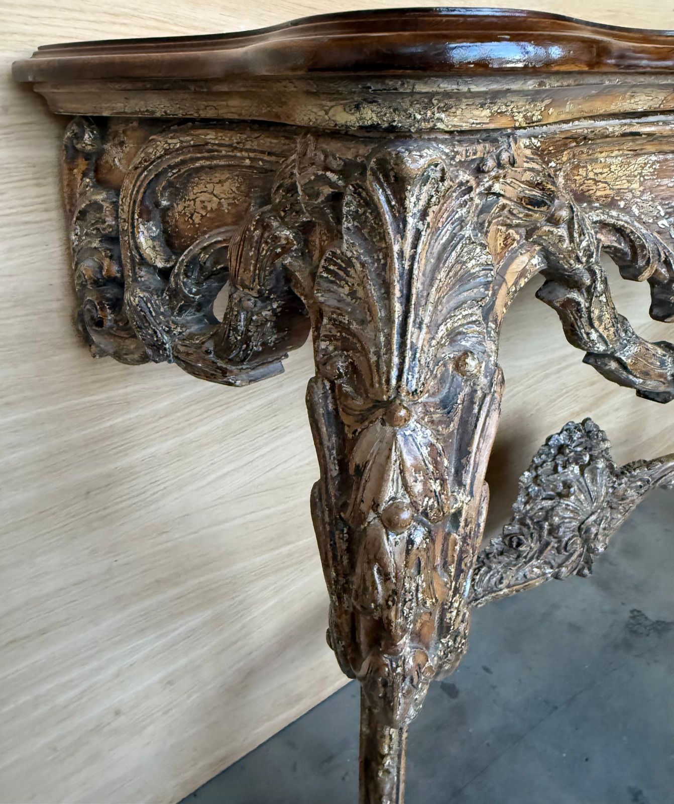 Mobilier Console murale de style Louis XIV sculptée et peinte, plateau en bois photo