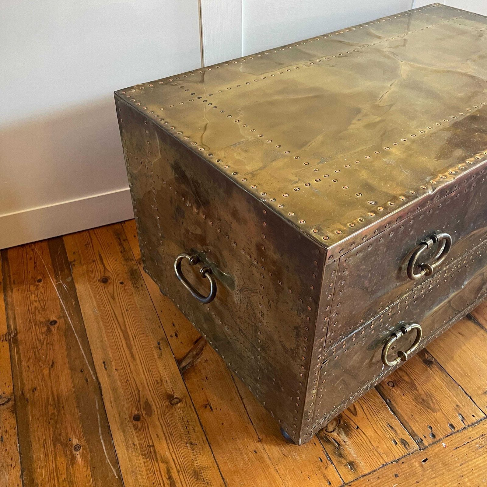 photo furniture Vintage Brass Two Drawer Chest Riveted Metal Wood Storage Campaign Style Industrial Rustic Trunk With Glass Top Indian