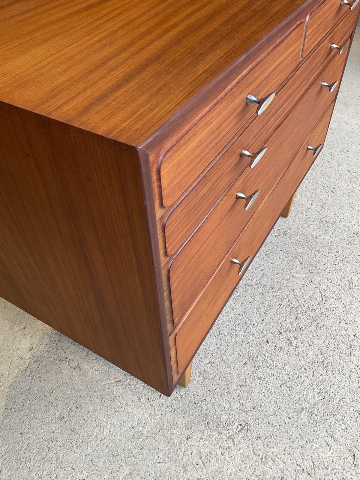 photo vintage Mid Century Teak Chest Of Drawers