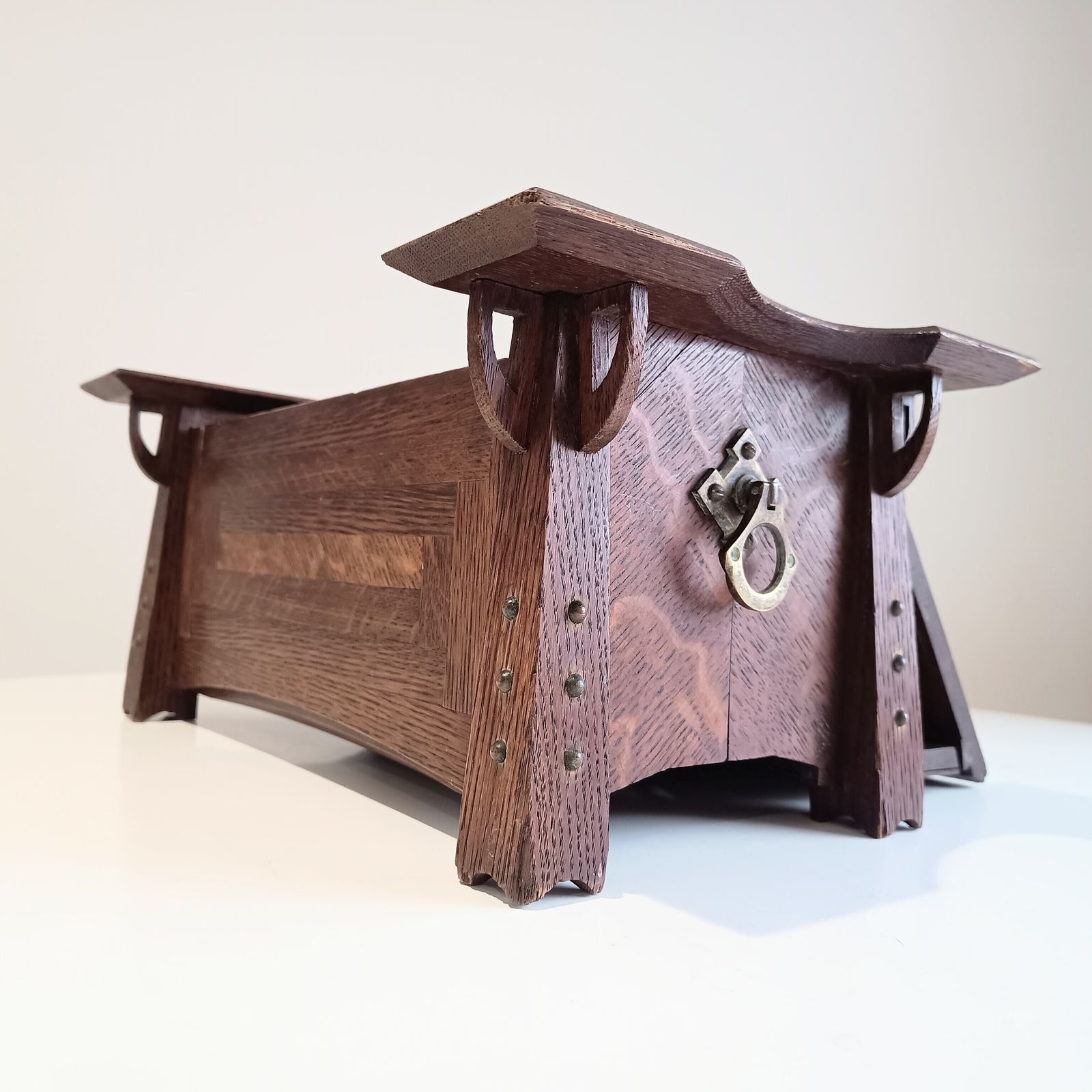 Art Nouveau Arts And Crafts Quarter Sawn Oak Small Freestanding Tabletop Cabinet, Glasgow Style, 1900