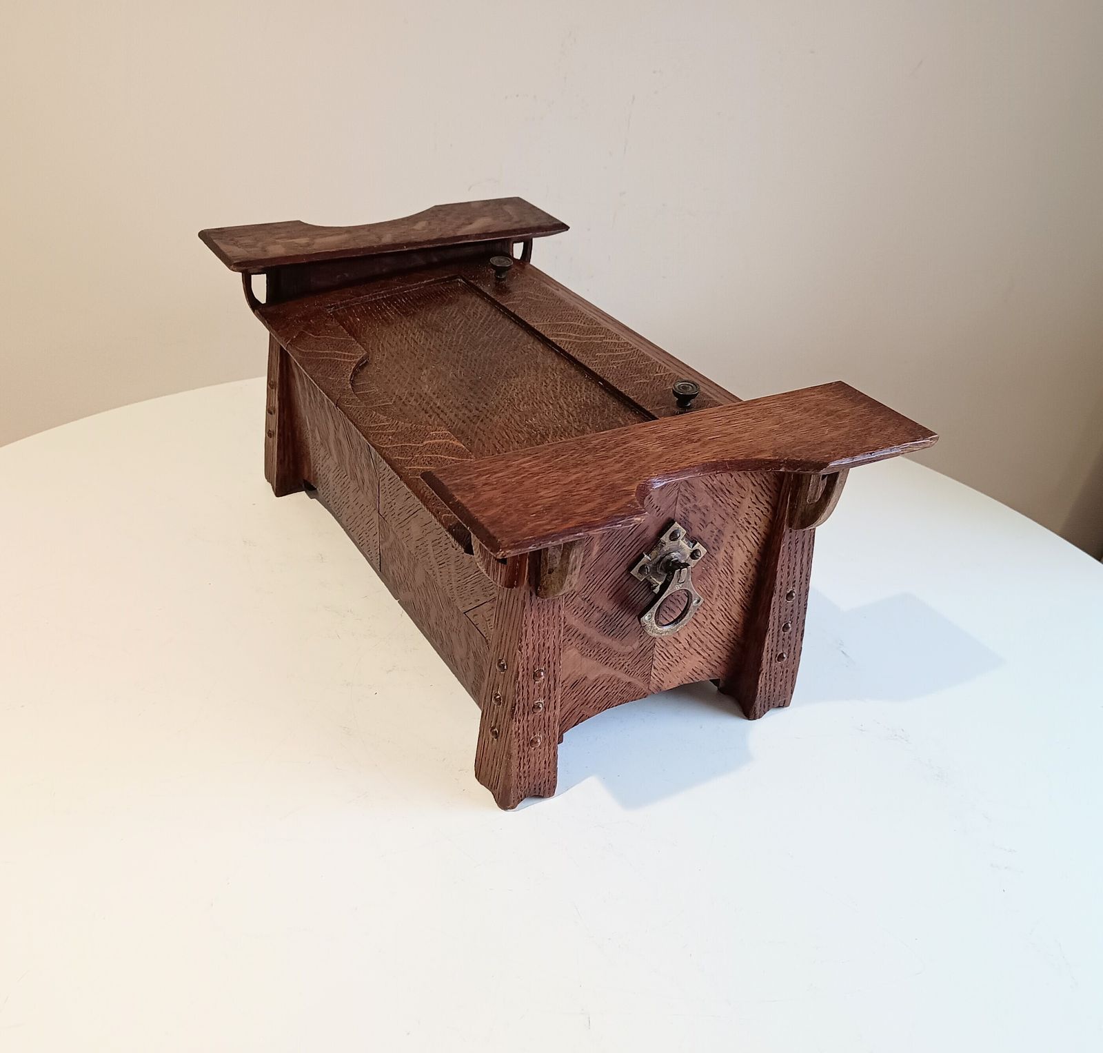 photo vinterior Art Nouveau Arts And Crafts Quarter Sawn Oak Small Freestanding Tabletop Cabinet, Glasgow Style, 1900