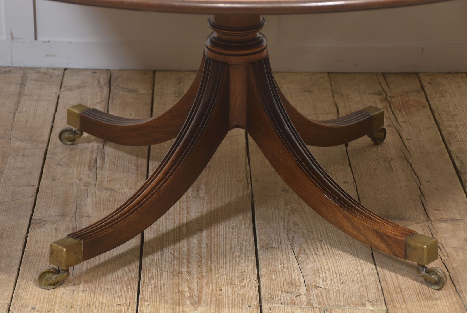 Elegant Georgian Style Mahogany Pedestal Dining Table photo vinterior