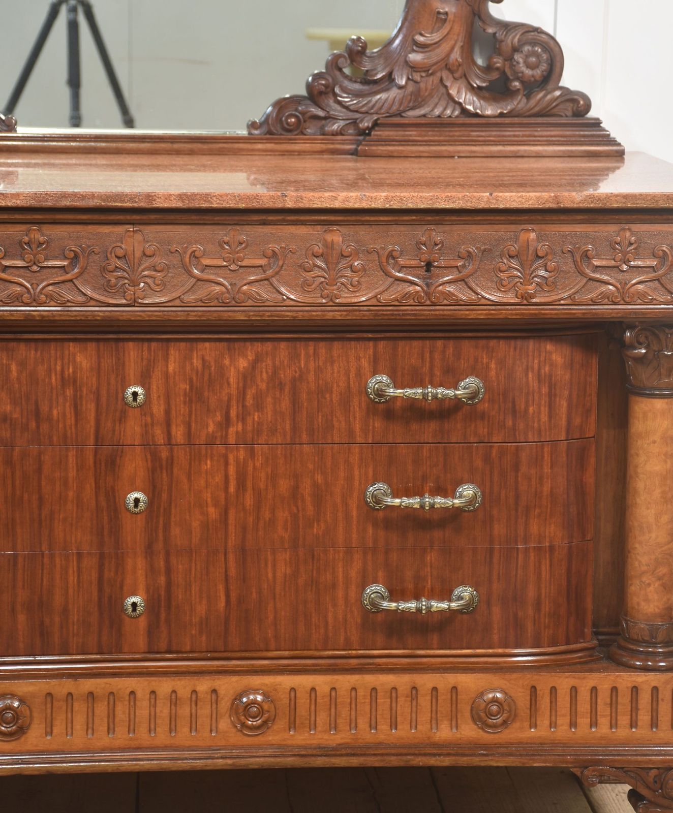 photo vintage Impressive 19th Century Mahogany Dressing Chest