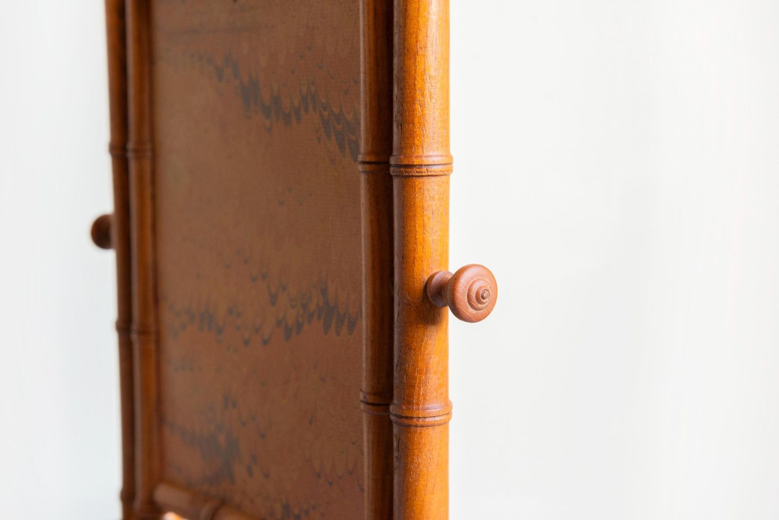 Antieke Staande Tafelspiegels Met Faux Bamboe Look – Victoriaanse Toiletspiegel Met Gedraaid Eikenhouten Frame photo vintage
