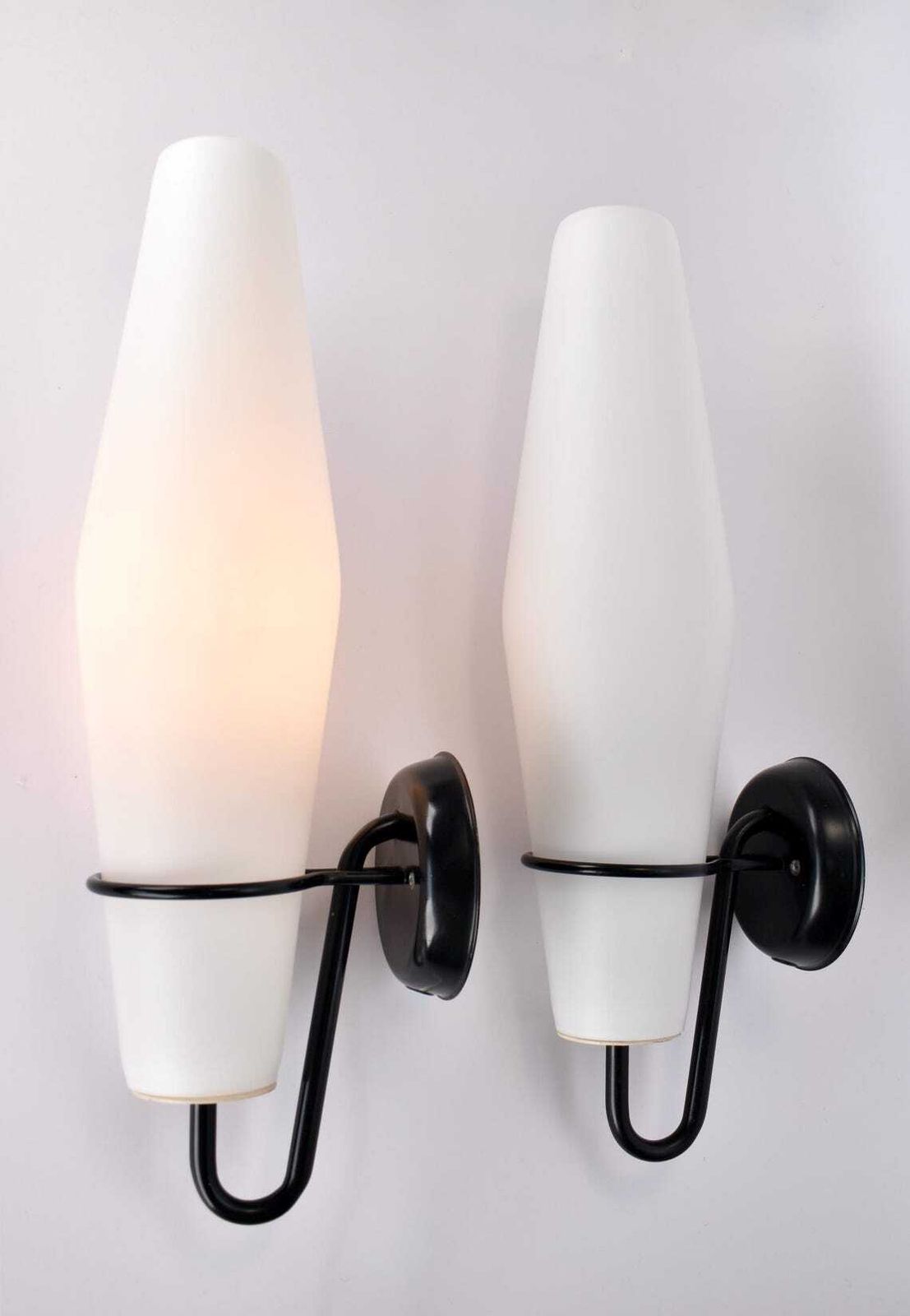 597.0 Modernistische Glazen Wandlampen C 1556 Van Raak, Jaren 1950 | Mid Century Modern Minimalistische Lampen, Zwart Wit, Set Van Twee, Vintage photo