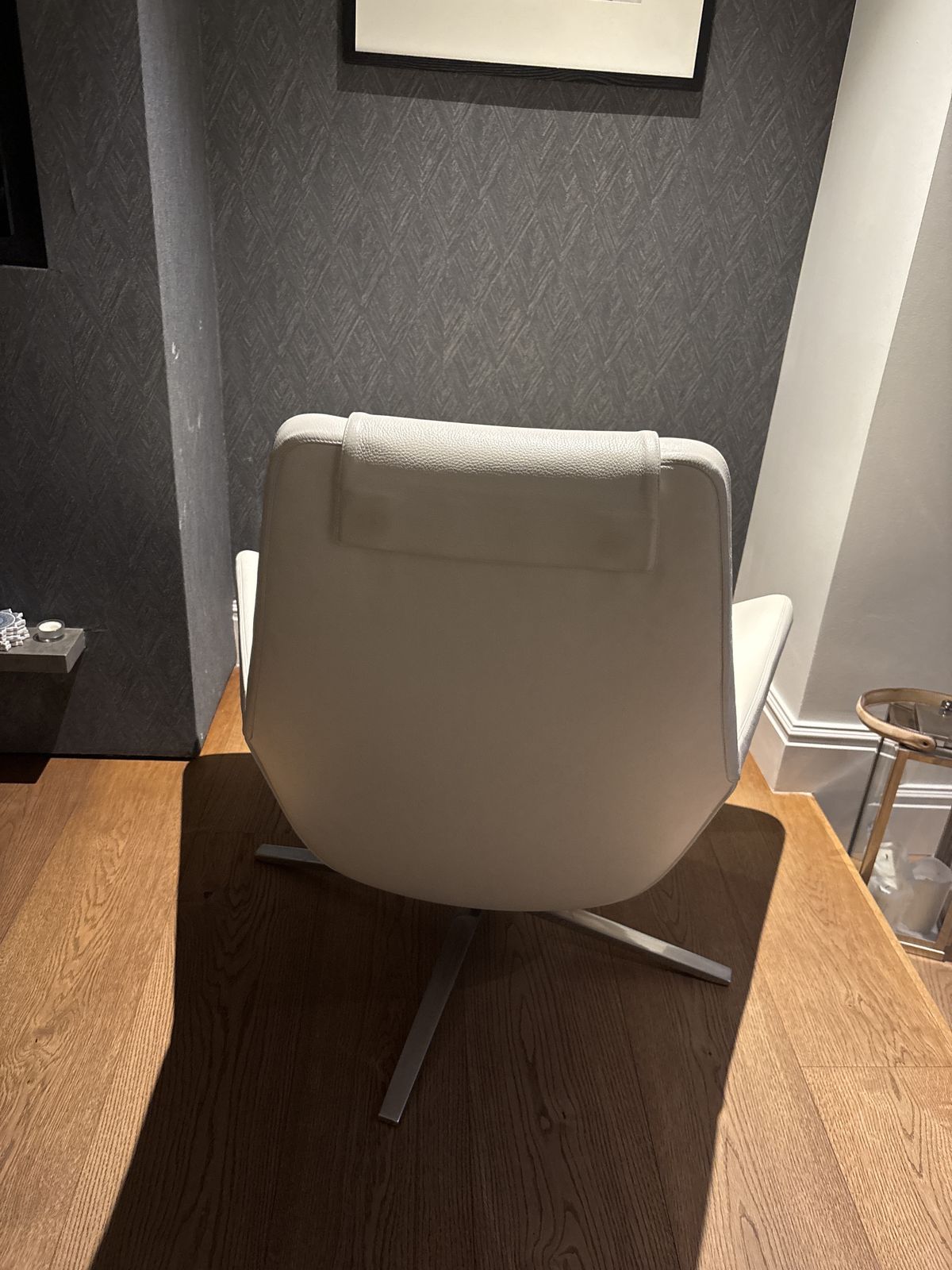 B&B Italia ‘Metropolitan’ Swivel Armchair In White Leather photo furniture